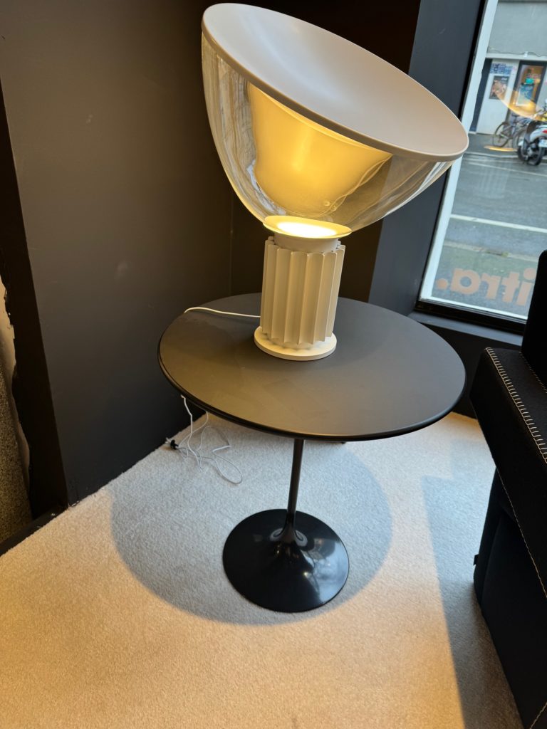 Angers Nantes Cholet Saumur Icones gueridon Knoll Eroe Saarinen Gueridon noir stratifié Fenix 8