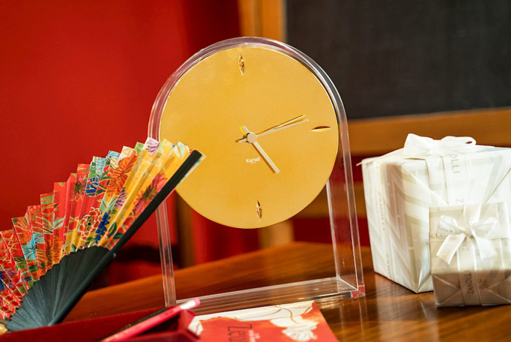 Angers Nantes Cholet Saumur Icones Kartell Objet deco Air du temps Horloge transparent Or Eugeni Quitllet 14