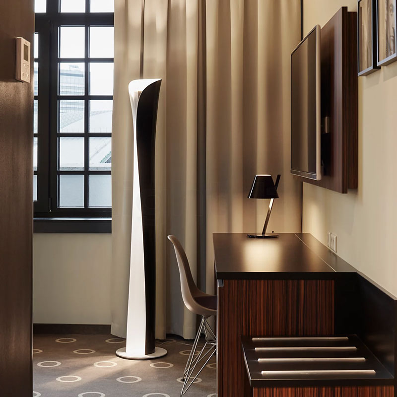 Angers Nantes Cholet Saumur Icones Artemide Lampadaire Cadmo Noir Blanc Luminaire design Karim Rashid 3